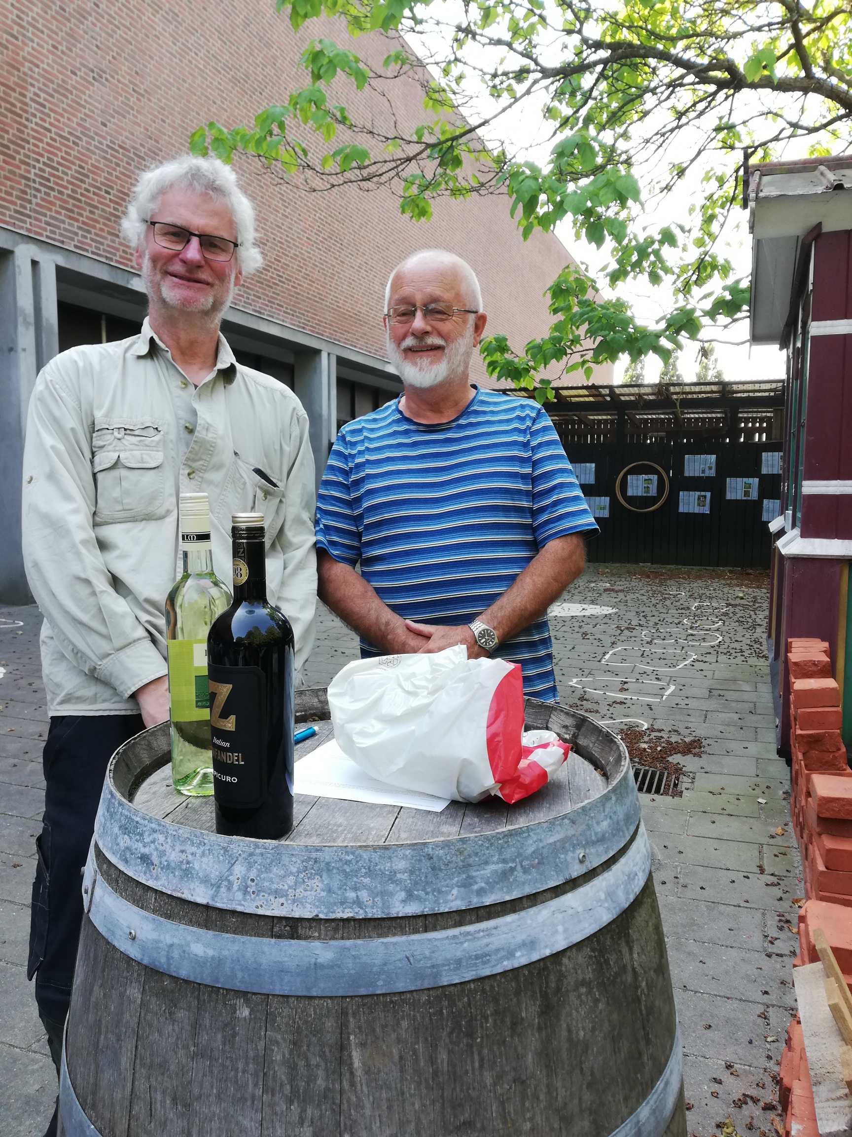 Her er Leif Nørgaard (th). sammen med formand Arne Hertz, Sønderjyllands Amatørarkæologer, ved udnævnelsen i søndags.